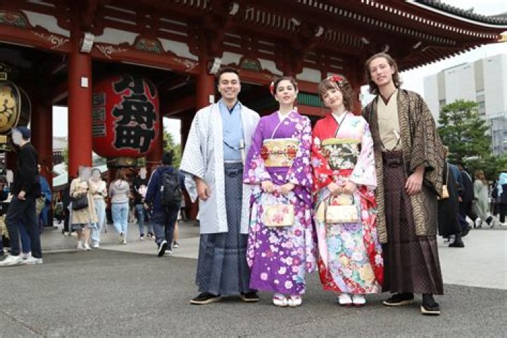 How do people dress in Tokyo in December?