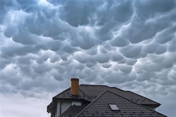 What causes mammatus?