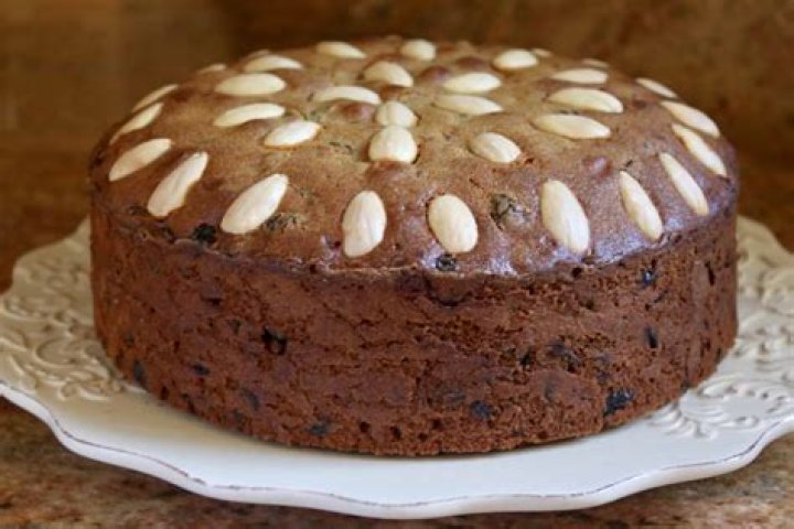 What is the difference between Dundee cake and fruit cake?
