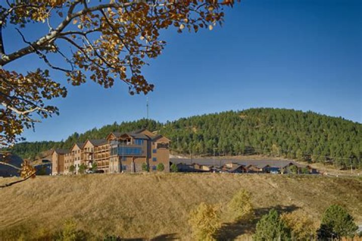 Who owns the Deadwood Lodge?